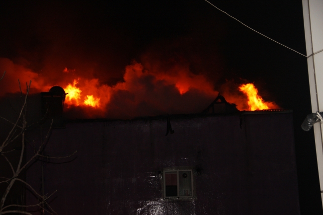 İstanbul Kağıthane'de çatı katı alev alev yandı